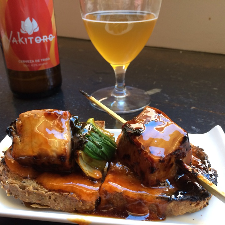 Muy agradable cerveza y buenísimo atún rojo con pack choy lacado - Yakitoro